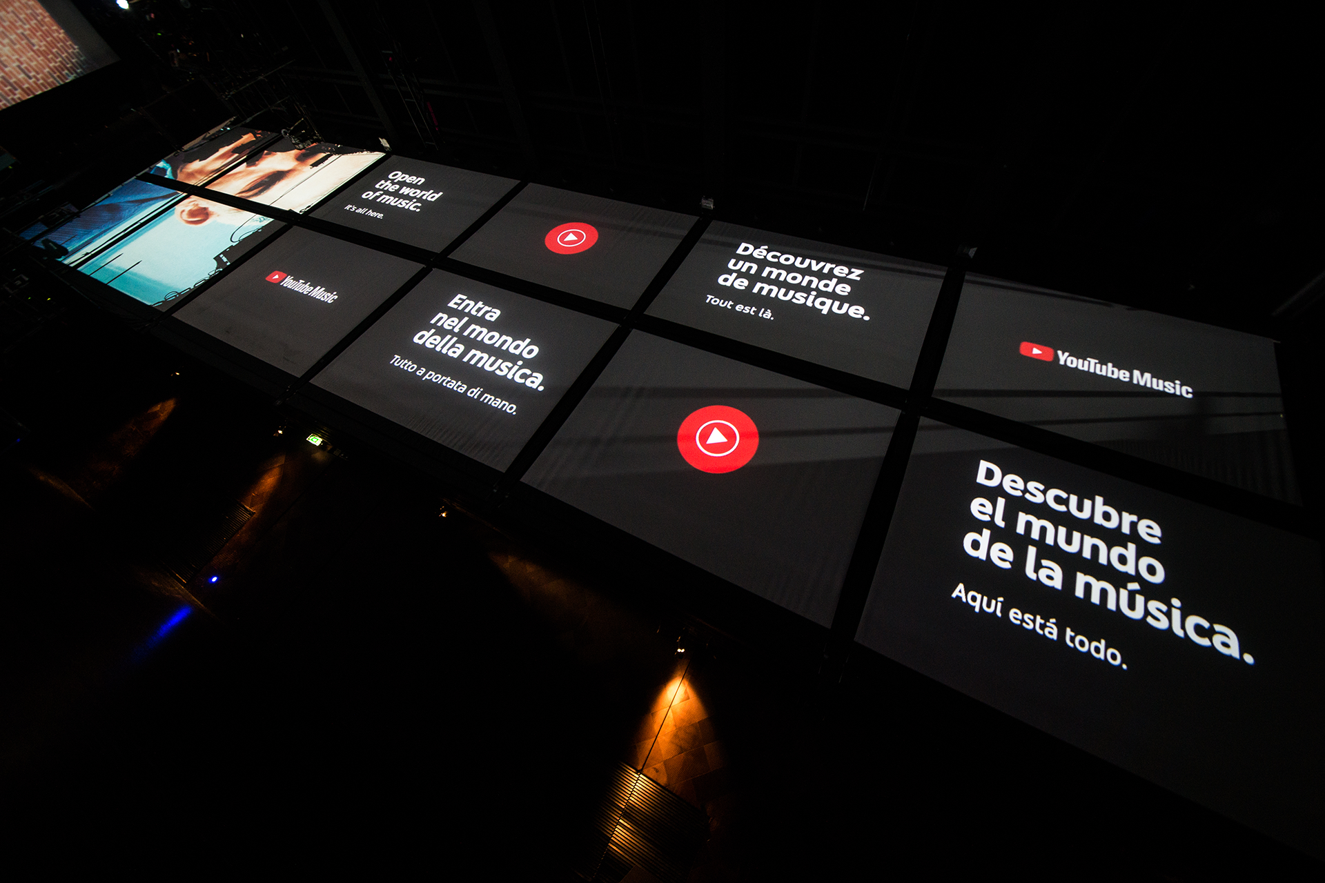 French, English, Italian and Spanish launch messages across the screens.
